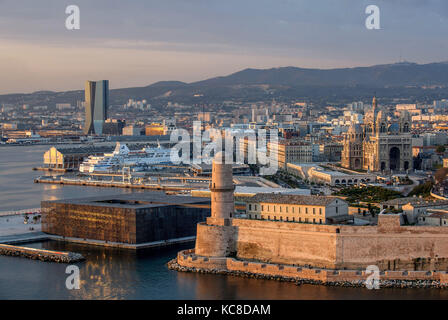 Marseille (Frankreich). 2014/03/11. Bei Einbruch der Nacht, Überblick über Marseille Fos Port (Französisch GPMM) an der Unterseite des Wolkenkratzers' Tour CMA-CGM Stockfoto