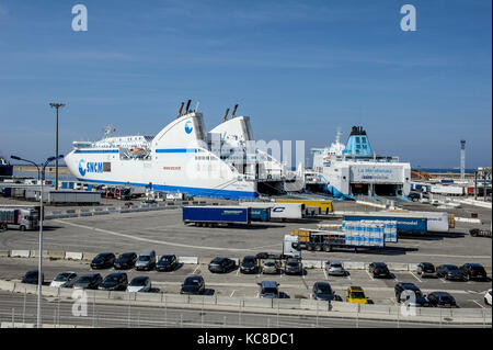 Marseille (Frankreich). 2014/03/11. Marseille Fos Port (Französisch GPMM), Einschiffung Bereich des Mähdreschers Schiffe (Passagiere und Fracht) Stockfoto