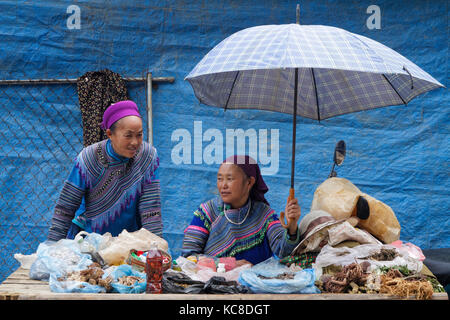 Sünde Cheng, Vietnam, 26. Oktober 2016: Frauen auf dem Markt. HMong Frauen im Norden Vietnams tragen ihre beste traditionelle Kleidung, wenn in das Dorf gehen Stockfoto