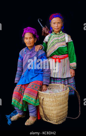 SIN CHENG, VIETNAM, 26. Oktober 2016 : zwei alte Frauen und ein Korb. Frauen in Nord-Vietnam Berge tragen ihre besten traditionellen Kleidung, wenn sie zu gehen Stockfoto