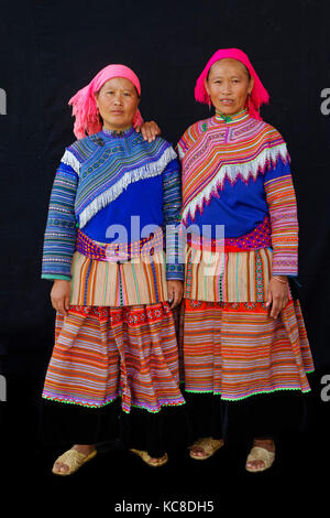 SIN CHENG, VIETNAM, 26. Oktober 2016 : zwei Schwestern Frauen. Frauen aus Nord-Vietnam Bergen tragen ihre besten traditionellen Kleidung, wenn sie in die Villa gehen Stockfoto