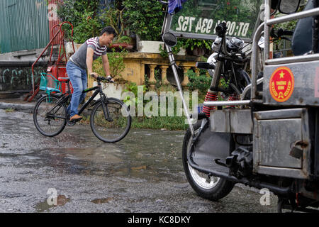 HANOI, VIETNAM, 31. Oktober 2016 : Long Bien Brücke ist eine historische Freischwinger Brücke über den Roten Fluss in Hanoi, von Zügen, Mopeds, Fahrräder und Stockfoto