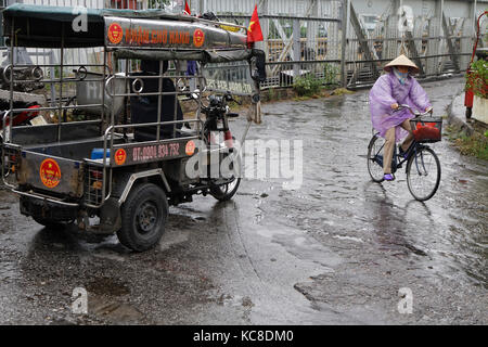 HANOI, VIETNAM, 31. Oktober 2016 : Long Bien Brücke ist eine historische Freischwinger Brücke über den Roten Fluss in Hanoi, von Zügen, Mopeds, Fahrräder und Stockfoto