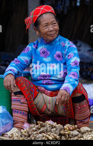 LAO CAI, VIETNAM, Oktober 24, 2016: Frau auf einem kleinen Markt. HMong Frauen im Norden Vietnams tragen ihre traditionelle Kleidung, wenn man das Dorf fo Stockfoto