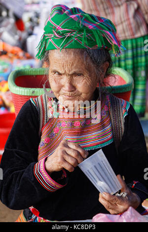 LAO CAI, VIETNAM, Oktober 24, 2016: Frau auf einem kleinen Markt. HMong Frauen im Norden Vietnams tragen ihre traditionelle Kleidung, wenn man das Dorf fo Stockfoto