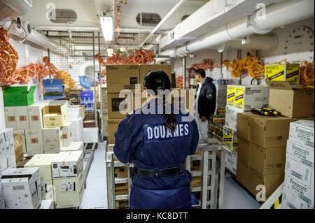 Marseille (Frankreich). 2015/04/28: Zoll Feuerwehr Gepäck Kontrolle auf einem Kreuzfahrtschiff (Cruise Line Costa Cruises) an Marseille-Fos Port. Wom Stockfoto