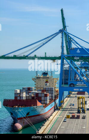 Fos-sur-Mer (Frankreich). 2015/04/24. Oder Carrier Terminal von Marseille-Fos Port. Dänische Containerschiff "Maersk Newport' am Kai * Stockfoto