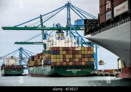 Fos-sur-Mer (Frankreich). 2015/04/24. Oder Carrier Terminal von Marseille-Fos Port. Panamasche K-Line Containerschiff "Singapur Brücke" angedockt Stockfoto