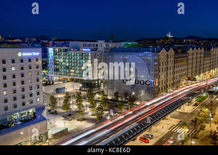 Marseille (Frankreich): "euromediterranee Geschäftsviertel in der Nacht. 'Docks' a la Joliette, ehemaliger Lagerhäuser im Hafen von Marseille Stockfoto