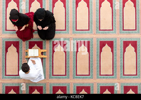 Muslimische Mädchen und der Mann heiraten von muslimischen Traditionen Stockfoto