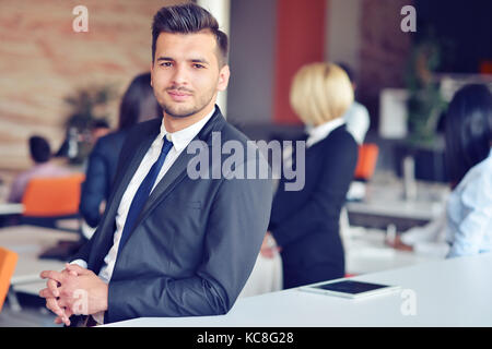 Portrait einer stattlichen Geschäftsmann vor seinem Team Stockfoto