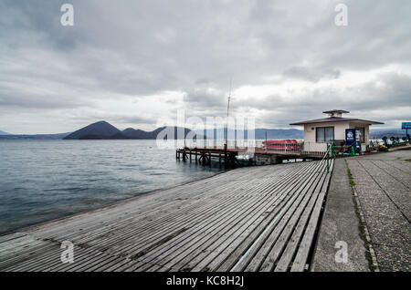 Trübe Sicht auf die berüchtigten Lake Toya. Der See ist eine vulkanische Caldera Lake shikotsu Toya National Park -, in Hokkaidō, Japan. Stockfoto