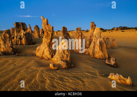 Die Spitzen der Nambung Nationalpark im Abendrot. Stockfoto