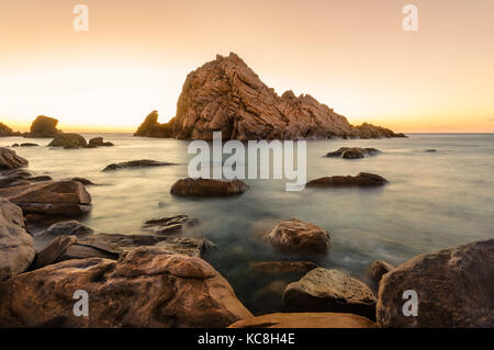 Sugarloaf Rock in Leeuwin Naturaliste National Park bei Sonnenuntergang. Stockfoto