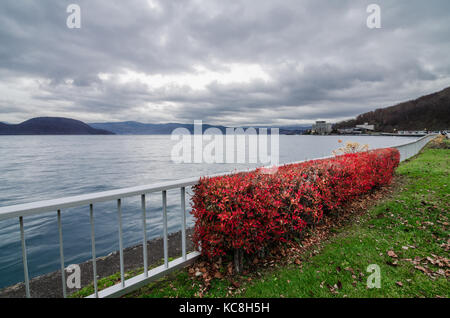 Trübe Sicht auf die berüchtigten Lake Toya. Der See ist eine vulkanische Caldera Lake shikotsu Toya National Park -, in Hokkaidō, Japan. Stockfoto