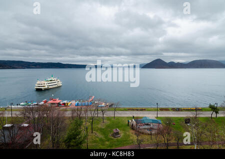 Trübe Sicht auf die berüchtigten Lake Toya. Der See ist eine vulkanische Caldera Lake shikotsu Toya National Park -, in Hokkaidō, Japan. Stockfoto