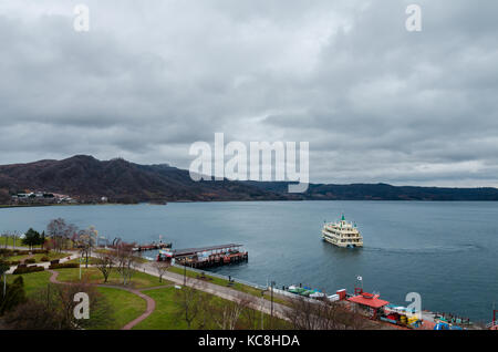 Trübe Sicht auf die berüchtigten Lake Toya. Der See ist eine vulkanische Caldera Lake shikotsu Toya National Park -, in Hokkaidō, Japan. Stockfoto