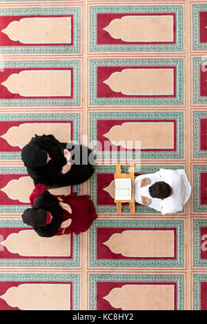 Muslimische Mädchen und der Mann heiraten von muslimischen Traditionen Stockfoto