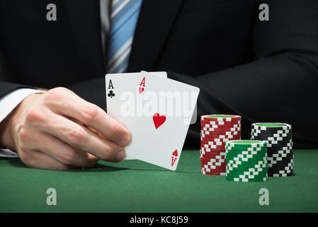 Close-up Poker Spieler Hand, Asse von Club und Herz Stockfoto