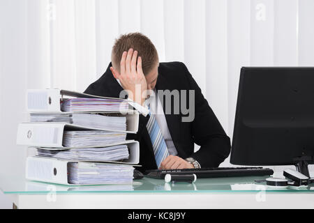 Foto der Jungen depressiv Geschäftsmann im Büro Stockfoto