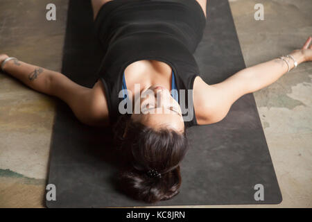 Junge attraktive Frau in Leiche posieren, Studio Hintergrund Stockfoto