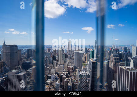 Oben auf dem Felsen Blick auf New York City Stockfoto