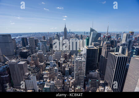 Oben auf dem Felsen Blick auf New York City Stockfoto