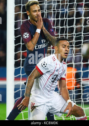 Parc des Princes, Paris, Frankreich, 27.9.2017, UEFA Champions League Saison 2017/18, Gruppenphase Spieltag 2, Paris Saint-Germain gegen FC Bayern München (MŸnchen) 3:0 -------- Neymar (Paris) Lächeln, Thiago Alcantara (Bayern MŸnchen) frustriert ist Stockfoto