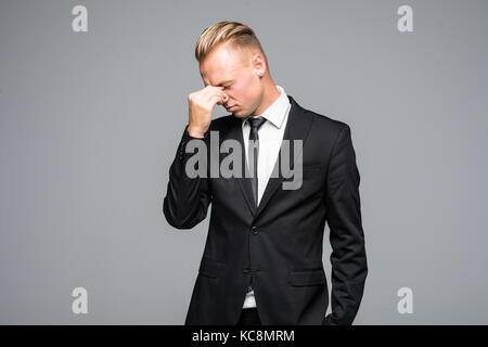 Seitenansicht Portrait von traurigen Mann in formelle Kleidung seine Nase Brücke berühren, weil sie Kopfschmerzen. Stockfoto