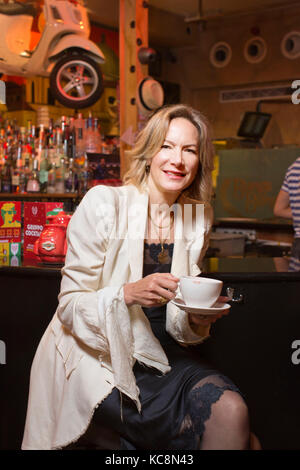 Midlifer Helen Kirwan-Taylor tauschen Trinkgewohnheiten in einer lokalen Bar in London, Großbritannien Stockfoto