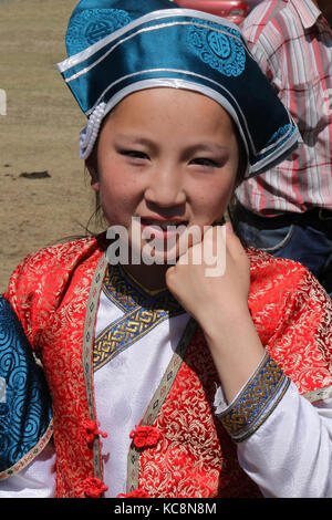 KARKORIN, MONGOLEI, 9. Juli 2013 : Junge Tänzerin während Naadam. Naadam ist ein traditionelles Festival, bei dem mongolisches Ringen, Pferderennen und Bogensport stattfinden Stockfoto