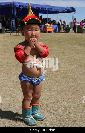 KARKORIN, MONGOLEI, 8. Juli 2013 : Baby-Wrestler während Naadam. Naadam ist ein traditionelles Festival, bei dem mongolisches Ringen, Pferderennen und Bogenschießen stattfinden Stockfoto