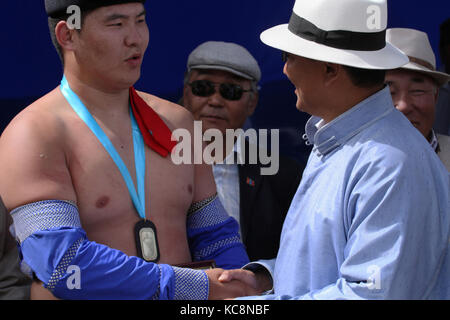 KHARKHORIN, Mongolei, Juli, 8-mongolischen Ringkampf während Naadam midsummer Festival, am 8. Juli 2013 in Kharkhorin, Mongolei. Naadam ist eingeschrieben auf Stockfoto