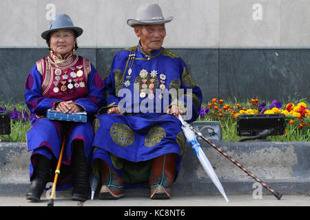 Ulaan Bataar gewohnt, Mongolei, Juli, 20 - Menschen in traditioneller Kleidung während Naadam midsummer Festival, am 20. Juli 2013 in Ulan Bataar gewohnt, Mongolei. Naadam ist Stockfoto