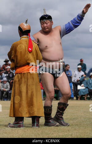 KHARKHORIN, Mongolei, Juli, 8-mongolischen Ringkampf während Naadam midsummer Festival, am 8. Juli 2013 in Kharkhorin, Mongolei. Naadam ist eingeschrieben auf Stockfoto