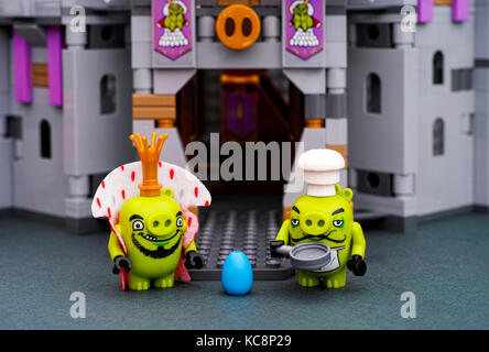 Tambow, Russische Föderation - Juli 20, 2016 Lego die Angry Birds Film. lego König Schwein, Koch Schwein mit Pan und blue Egg Standing in der Nähe von King Schweine schloss. Stockfoto