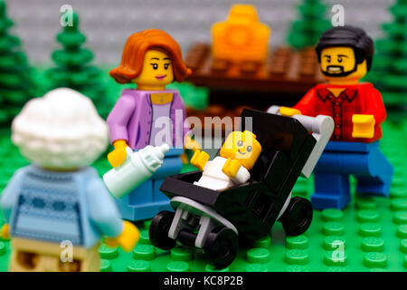 Tambow, Russische Föderation - September 21, 2016 lego Familie - Vater, Mutter und Baby im Kinderwagen treffen Großmutter in Park. Studio gedreht. Stockfoto