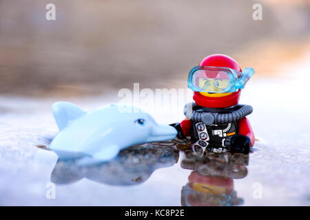 Paphos, Zypern - Oktober 09, 2016 lego Scuba Diver und Dolphin Minifiguren im Meer. geringe Tiefenschärfe. Stockfoto