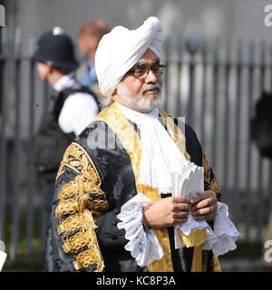 Bild zeigt Anwalt in einem Turban der Sikhs, die warten, von Gavin Rodgers/Pixel 8000 Ltd zu House of Commons Pic eingeben Stockfoto