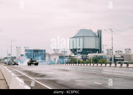 Belarus, Minsk. Militärische Ausrüstung, die in der Nähe der Nationalen Bibliothek von Weißrussland während der Ausbildung vor der Feier des nationalen Feiertag - Die independen Stockfoto