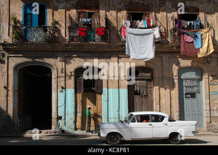 HAVANNA, KUBA, 15. FEBRUAR 2014 : Altes Auto in einer alten Straße von Havanna. Havanna ist die größte Stadt in der Karibik und ihr Zentrum ist auf U eingeschrieben Stockfoto