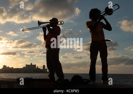 HAVANNA, KUBA, 15. FEBRUAR 2014 : Musiker im Sonnenuntergang von Havanna. Havanna ist die größte Stadt der Karibik und ihr Zentrum ist in der UNESCO eingetragen Stockfoto