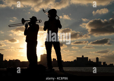 HAVANNA, KUBA, 15. FEBRUAR 2014 : Musiker im Sonnenuntergang von Havanna. Havanna ist die größte Stadt der Karibik und ihr Zentrum ist in der UNESCO eingetragen Stockfoto