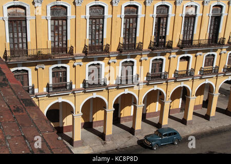 HAVANNA, KUBA, 16. Februar 2014 : Alte amerikanische Auto- und Kolonialarchitektur im Zentrum von Havanna Stockfoto