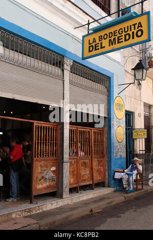 HAVANNA, KUBA, 15. FEBRUAR 2014 : Bodeguita del Medio ist ein berühmtes Touristenziel wegen der Persönlichkeiten, die sich it0 beschönigt haben: Die poe Stockfoto