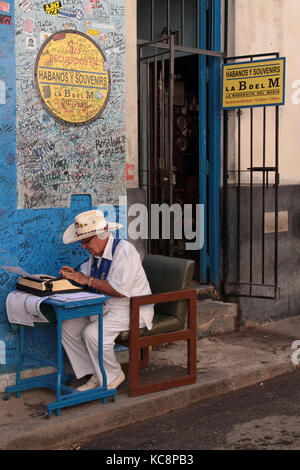 HAVANNA, KUBA, 15. FEBRUAR 2014 : Bodeguita del Medio ist ein berühmtes Touristenziel wegen der Persönlichkeiten, die sich it0 beschönigt haben: Die poe Stockfoto