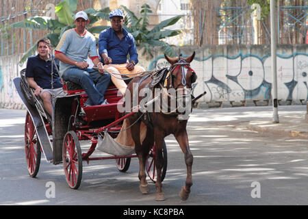 HAVANNA, KUBA, 15. FEBRUAR 2014 : Pferdekutsche in einer Straße von Havanna. Havanna ist die größte Stadt in der Karibik und ihr Zentrum ist eingeschrieben Stockfoto