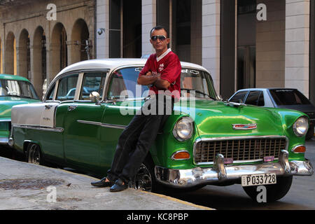 HAVANNA, KUBA, 15. FEBRUAR 2014 : Klassisches altes amerikanisches Auto in den Straßen von Havanna. In Kuba sind noch immer Oldtimer im Einsatz, und es sind alte Autos geworden Stockfoto