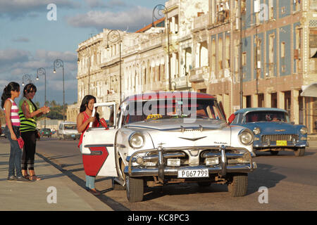 HAVANNA, KUBA, 15. FEBRUAR 2014 : Klassischer alter Amerikaner als Taxi auf dem Malecon Boulevard. In Kuba sind noch immer Oldtimer im Einsatz, und die Oldtimer haben sich verloben Stockfoto