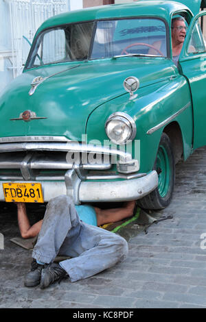 CIENFUEGOS, KUBA, 17. FEBRUAR 2014 : Klassisches altes amerikanisches Auto. Oldtimer sind in Kuba immer noch im Einsatz, und Oldtimer sind zu einem ikonischen Anblick und einem geworden Stockfoto